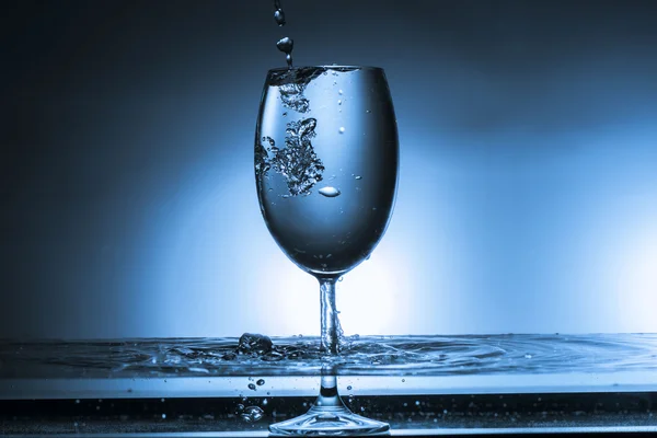 Wasser Glas Wasser spritzen — Stockfoto